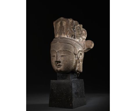 RARE TÊTE DE GUANYIN EN PIERRE SCULPTÉEDynastie des Qi du Nord (550-577)A RARE STONE HEAD OF GUANYIN Northern Qi Dynasty (550