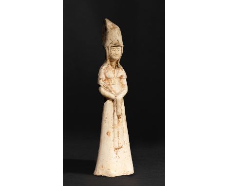STATUETTE DE DAME À HAUTE COIFFE EN TERRE CUITEDynastie Tang (618-906)A POTTERY FIGURE OF A HIGH-CAPPED LADYTang Dynasty (618