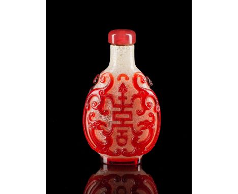 TABATIÈRE EN VERRE BLANC MOUCHETÉ ET OVERLAY ROUGEXVIIIe/XIXe siècleA GLASS RED OVERLAY SNOWFLAKE SNUFF BOTTLE18th/19th centu