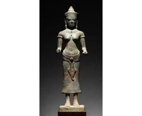 STATUETTE DE PRAJNAPARAMITA EN ALLIAGE DE CUIVRECambodge, style d'Angkor Vat, XIIe siècleA COPPER ALLOY FIGURE OF PRAJNAPARAM