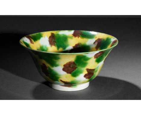 BOL EN PORCELAINE À GLAÇURE SANCAIÉpoque Kangxi (1662-1722)AN 'EGG AND SPINACH'-GLAZED BOWL Kangxi (1662-1722)Rising from a s