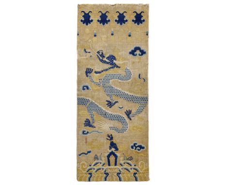 TAPIS DE COLONNE EN LAINE À DÉCOR DE DRAGON À CINQ GRIFFESXIXe siècleA WOOL 'FIVE-CLAWED DRAGON' PILLAR CARPET 19th centuryWo