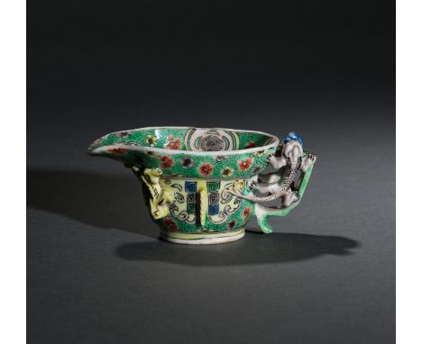 COUPE LIBATOIRE EN PORCELAINE DE LA FAMILLE VERTEÉpoque Kangxi (1662-1722)A FAMILLE VERTE LIBATION CUP Kangxi (1662-1722)Shap