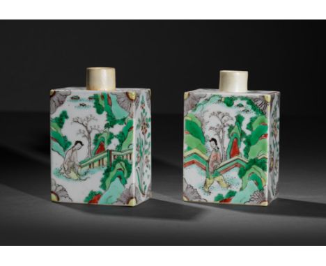 PAIRE DE BOÎTES À THÉ EN PORCELAINE DE LA FAMILLE VERTEÉpoque Kangxi (1662-1722)A PAIR OF FAMILLE VERTE TEA CADDIES Kangxi (1