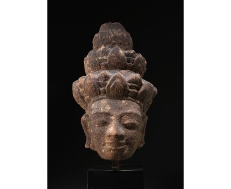 TÊTE DE DIVINITÉ FÉMININE EN GRÈSChampa (Vietnam), style de Mi-Son A 1, Xe siècleA SANDSTONE HEAD OF A FEMALE DIETYChampa (Vi