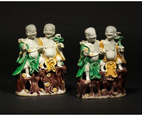 PAIRE DE GROUPES DE HEHE ERXIAN EN BISCUIT À GLAÇURE POLYCHROMEÉpoque Kangxi (1662-1722)A PAIR OF BISCUIT POLYCHROME-GLAZED H