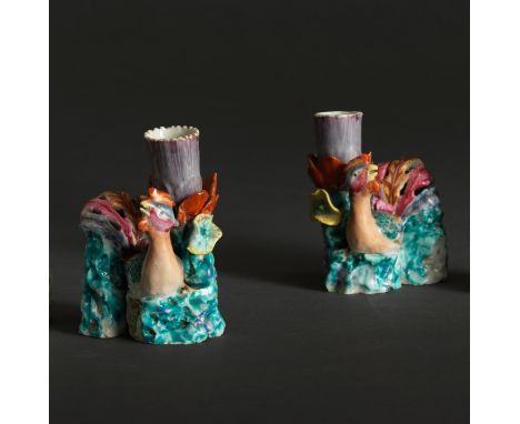 PAIRE DE BOUGEOIRS EN PORCELAINE DE LA FAMILLE ROSE REPRÉSENTANT DES PHÉNIXÉpoque Qianlong (1736-1795)A PAIR OF FAMILLE ROSE 