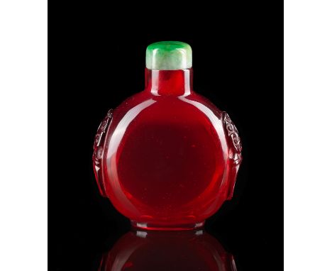 TABATIÈRE EN VERRE ROUGEXVIIIe siècleA RED GLASS SNUFF BOTTLE 18th centuryOf flattened circular form rising from an oval foot