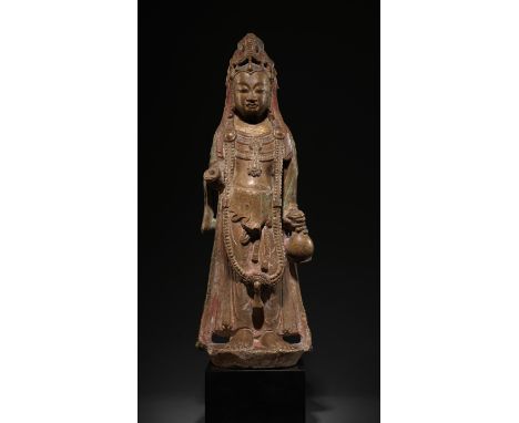 RARE STATUETTE DE BODHISTTAVA EN PIERRE SCULPTÉEDynastie des Zhou du Nord/dynastie Sui (557-581/589-618)AN EXCEPTIONALLY RARE