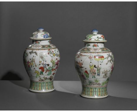 PAIRE DE VASES BALUSTRES EN PORCELAINE DE LA FAMILLE ROSE ET DEUX COUVERCLES EN PORCELAINE DE LA FAMILLE VERTEMarques Yongzhe