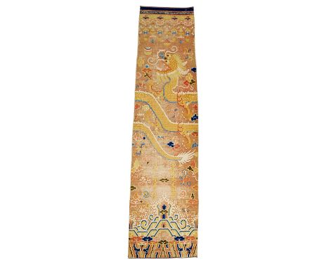 RARE et GRAND TAPIS DE COLONNE À DÉCOR DE DRAGON PORTANT UNE INSCRIPTIONFin de la dynastie Qing (1820-1911)A RARE AND LARGE W