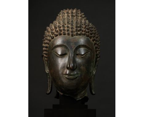 TÊTE DE BOUDDHA EN ALLIAGE DE CUIVREThaïlande, École de Sukhothaï, Kamphèng Phet, XIVe siècleA COPPER ALLOY HEAD OF BUDDHATha