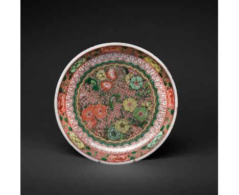 PLAT EN PORCELAINE DE LA FAMILLE VERTE À DÉCOR DE FLEURSÉpoque Shunzhi/début Kangxi (1644-1690)A FAMILLE VERTE 'FLORAL' DISHS