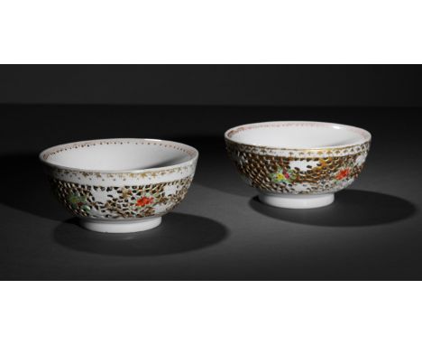 PAIRE DE BOLS RÉTICULÉS À DOUBLE PAROI EN PORCELAINE DE LA FAMILLE ROSEÉpoque Qianlong (1736-1795)A PAIR OF FAMILLE ROSE RETI