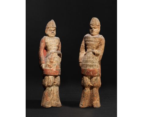 PAIRE DE STATUETTES DE SOLDATS EN TERRE CUITEDynastie des Wei du Nord (386-535)A PAIR OF PAINTED POTTERY FIGURES OF SOLDIERS 