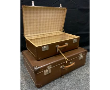 Vintage luggage - a graduated pair of Kezeto suitcases, with keys, (2). 