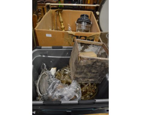 Quantity of bag chandeliers and other lighting.