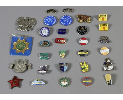 A tin of vintage enamel badges and pin badges including motorcycle themed, Guinness and Jim Beam, Butlins, silver example, St