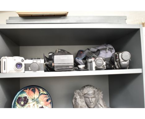 A quantity of vintage cameras and cases, to include a Polaroid camera, Fujifilm MX-600ZOOM and a Canon video camcorder, (5)
