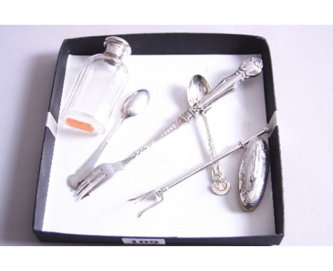 A COLLECTION OF SILVER, to include pronged pusher pickle fork, silver pickle fork, two silver rifle club teaspoons, silver to