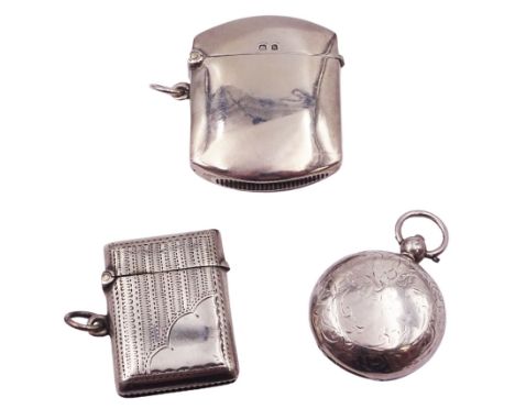 Early 20th century silver sovereign case, of circular form with engraved foliate decoration, the interior with engine turned 