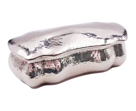 Edwardian silver trinket box, of shaped oval form with hinged cover and hammered finish, hallmarked Mappin & Webb Ltd, Sheffi