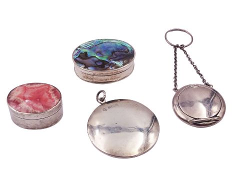 Modern silver pill box, of oval form with inset pink agate panel to cover, hallmarked David Scott-Walker, Sheffield 1994, tog