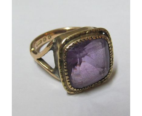 A 9ct gold ring purple stone 5.8g