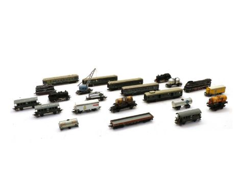 An assortment of Marklin model railway trains, within a Marklin H0 box an including an SK 800 engine and tender, a 'Jamaica' 