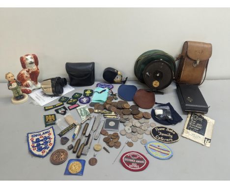 A mixed lot to include mixed British coinage to include mid 20th century sixpence and pennies, Scout and other badges/patches