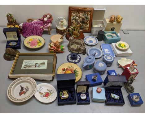 A mixed lot to include Franklin Mint Sleeping Beauty figure, Pendelfin, boxed trinket boxes, Wedgwood jasperware and other it