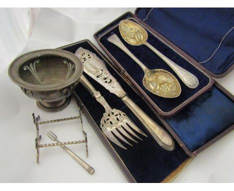 A cased silver plated fish knife and fork, cased plated spoons with ornate bowls, plated knife rests and bowl etc 