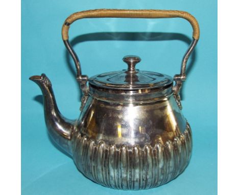 A silver teapot, Harrison Brothers & Howson, London 1892, approx. 17.3 ozt (all in) Condition report Report by GH

Lid does n