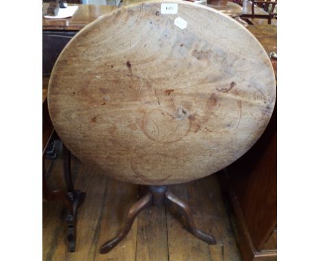 A George III mahogany tripod table, 69 cm wide Condition report Report by GH

70.5 cm high.