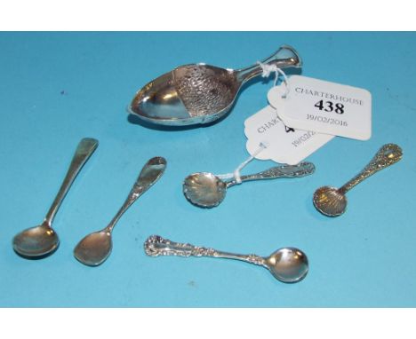 Five silver salt spoons, and a caddy spoon (6)