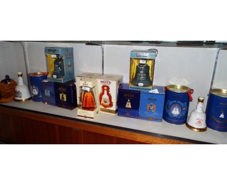 A Bell's decanter, 2000, two Bell's Royal Reserve decanters, and other Bell's commemorative decanters, mostly boxed (15)
