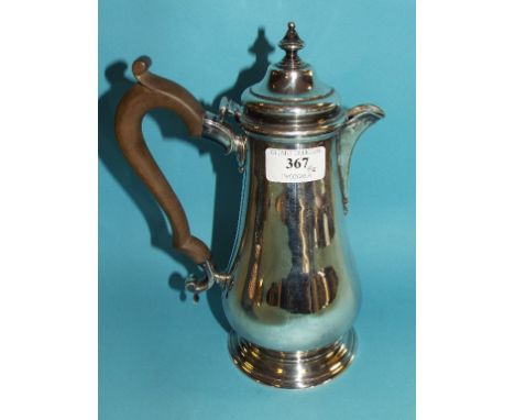 A silver hot water jug, London 1966, approx. 23.1 ozt (all in), 23.5 cm high Condition report Report by GH

Generally good wi