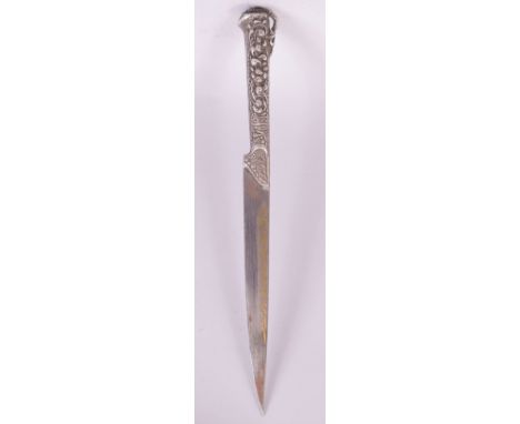 A 19TH CENTURY OTTOMAN WHITE METAL MOUNTED KARD, the 14.5cm blade with stylised gold damascened calligraphy to one side, the 