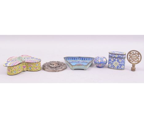 A MIXED LOT OF CHINESE ENAMEL AND METALWARE ITEMS, (6).
