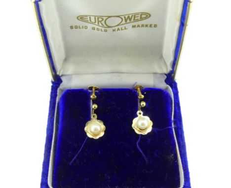 A pair of 9ct yellow gold Earrings, with shaped gold flowerheads, with central cultured pearl, screw fittings,  2.1g