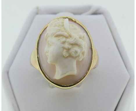 An 18ct yellow gold shell Cameo Ring, of a portrait head of a classical hero, Size N, approx total weight 6.7g.