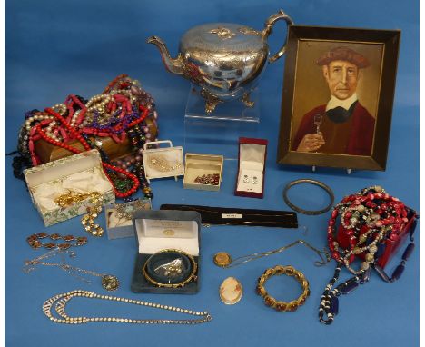 A quantity of Costume Jewellery, including a 9ct gold trace chain, 4.5g, a small 22ct wedding band, 2.2g, silver jewellery, i