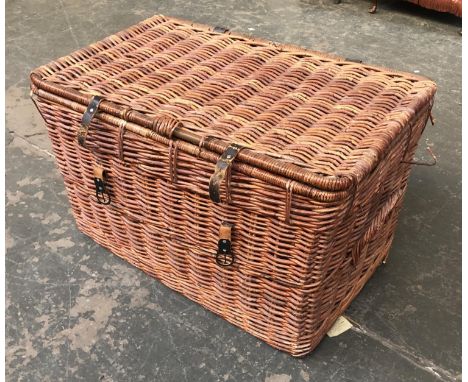 A very large wicker hamper, 93x58x55cmH 
