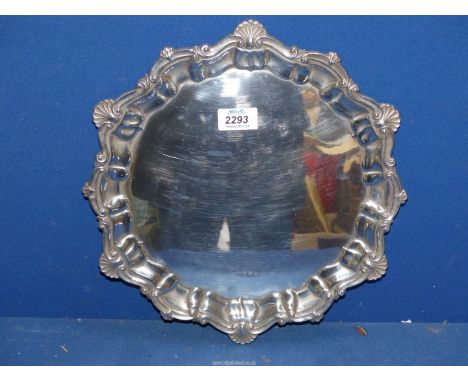 A Silver Salver with shell and scalloped edge, Sheffield 1973, makers M.T., 13" diameter, 952 grams.