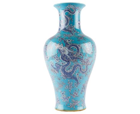 Guanyin-zun-Vase China, Qing-Dynastie oder später Hochschultrig gebaucht mit Trompetenhals; auf taubenblauem Fond flächendeck