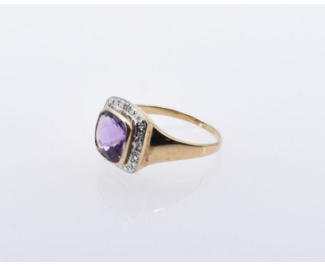 Amethyst-Goldring 2. H. 20. Jh. Glatte, sich nach unten hin verjüngende Schiene, quadratische Schauseite mit zargengefasstem,