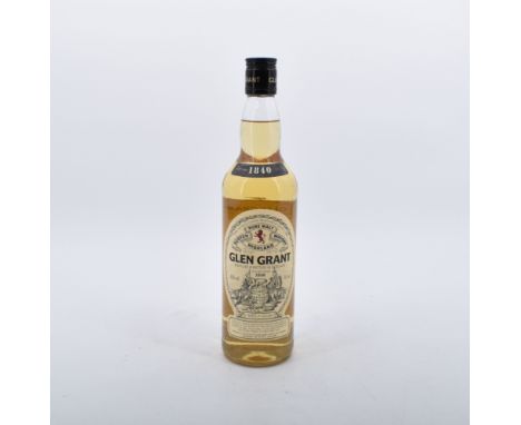 Eine Flasche Scotch Whisky Glen Grant (high fill).Spirituose