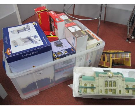 Twelve 'HO'/'OO' Gauge Model Buildings and Kits, consisting of Hornby Ref R180 (viaduct) and R189 (brick bridge), a Skaledale