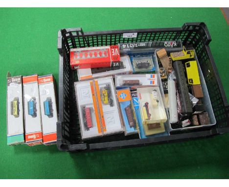 Approximately Twenty Plus Items of "N" Gauge Rolling Stock, cased and loose, comprising UK, U.S.A and Continental Open Wagons