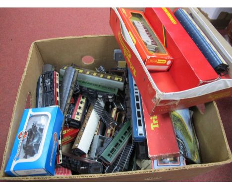 A quantity of predominantly "OO" Gauge Model Railway items by Triang, Airfix, Hornby, Lima, Hornby Dublo and other including 